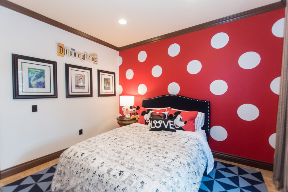 Свежая идея для дизайна: гостевая спальня среднего размера, (комната для гостей) в стиле неоклассика (современная классика) с красными стенами, полом из травертина, коричневым полом и обоями на стенах без камина - отличное фото интерьера