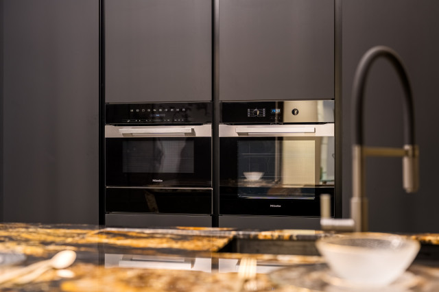 Matt Black & Halifax Pewter Oak Kitchen midcentury-kitchen