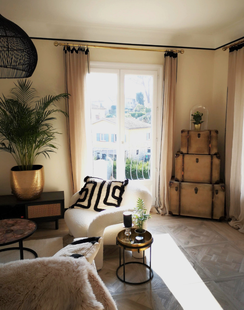 Mittelgroßes, Repräsentatives, Offenes Mediterranes Wohnzimmer mit beiger Wandfarbe in Sonstige