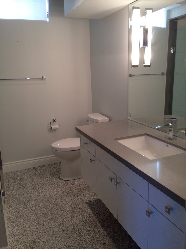 Example of a transitional bathroom design in Toronto