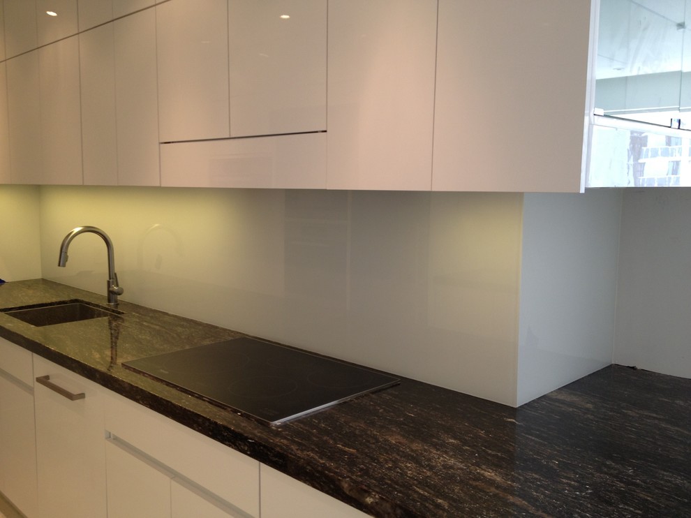 Kitchen - kitchen idea in Miami