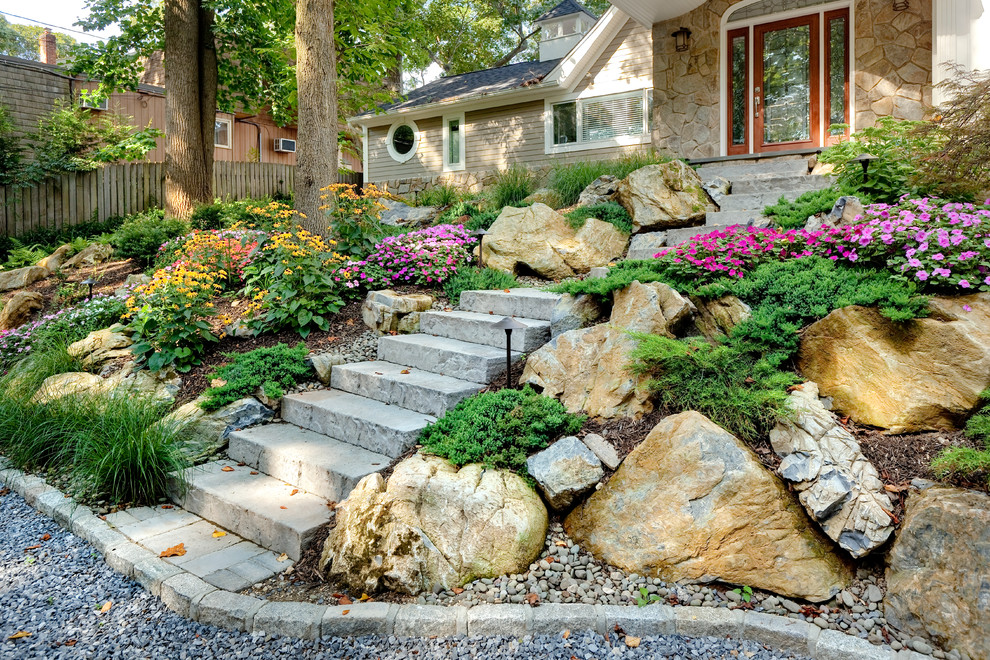 Design ideas for a mid-sized rustic front yard landscaping.