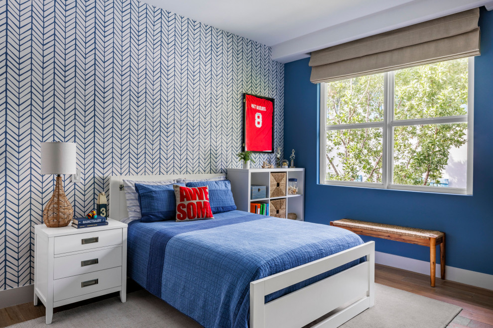 Пример оригинального дизайна: детская среднего размера в морском стиле с спальным местом, синими стенами, обоями на стенах и паркетным полом среднего тона для мальчика, подростка