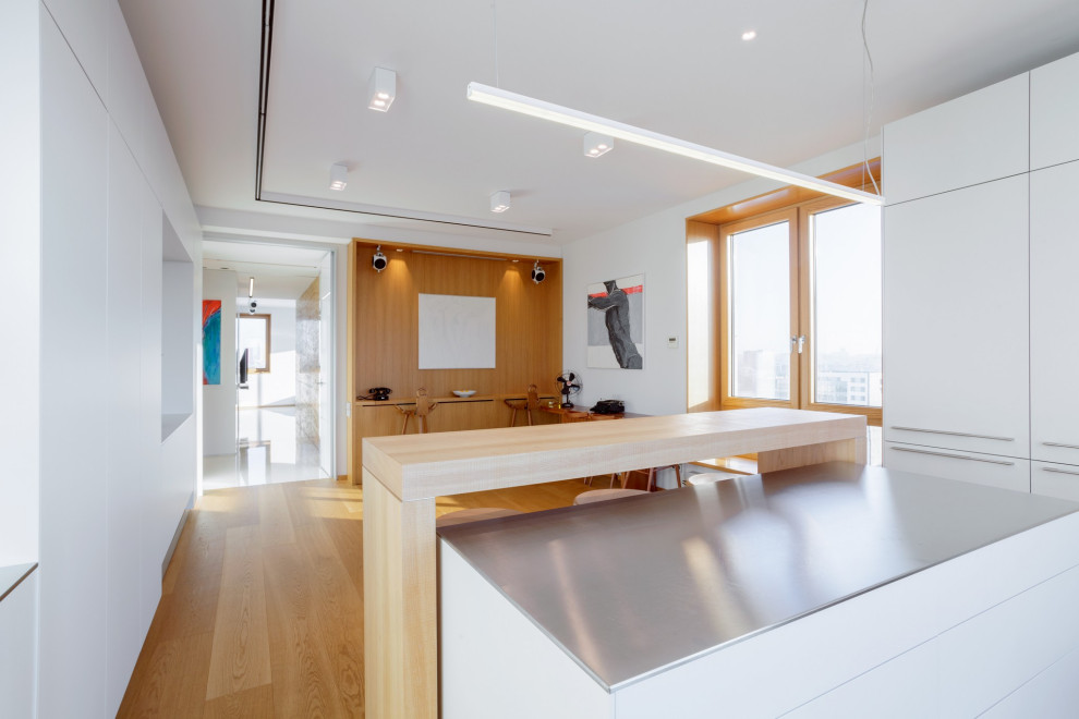 Светлая квартира-галерея с мебелью в духе 60-х