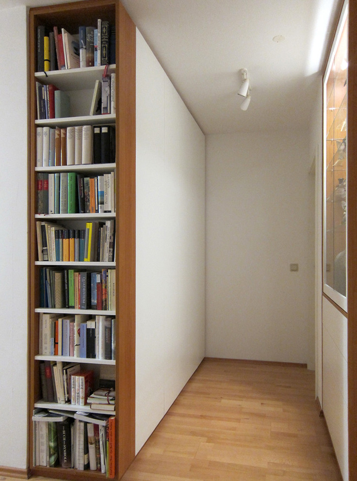 Mittelgroßer Moderner Flur mit weißer Wandfarbe und hellem Holzboden in Sonstige