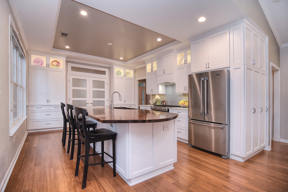 Kitchen - transitional kitchen idea in Charlotte