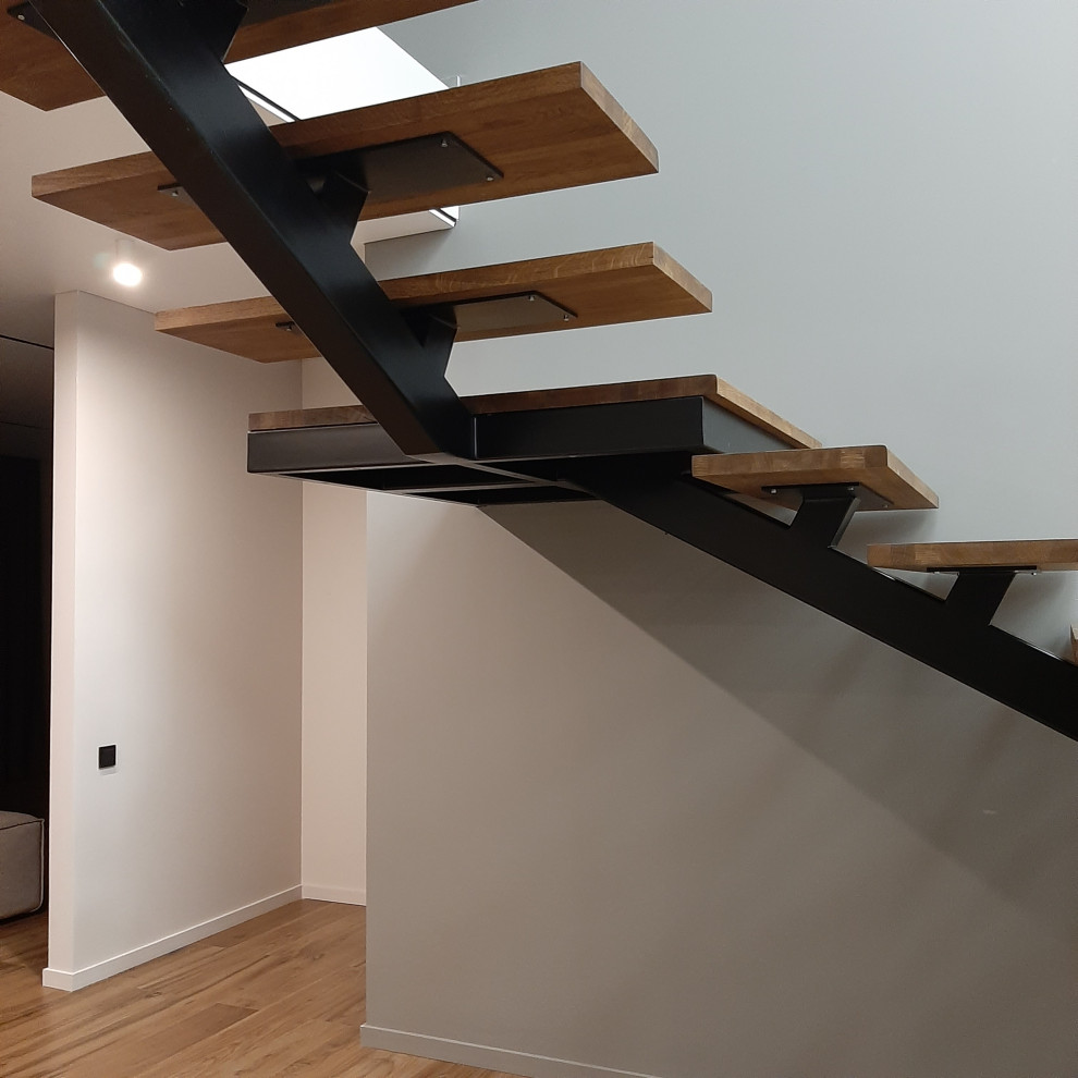 Лестница на монокосоуре с опорными столбами внутри стены из пеноблока