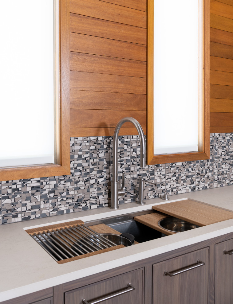 Example of a transitional kitchen design in Dallas