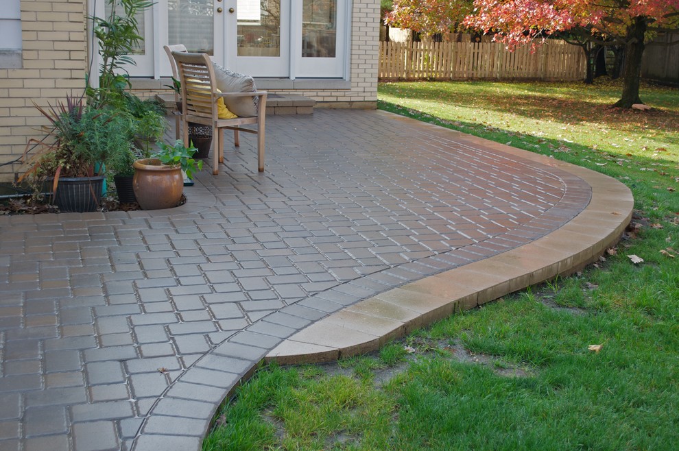 Example of a transitional home design design in Chicago
