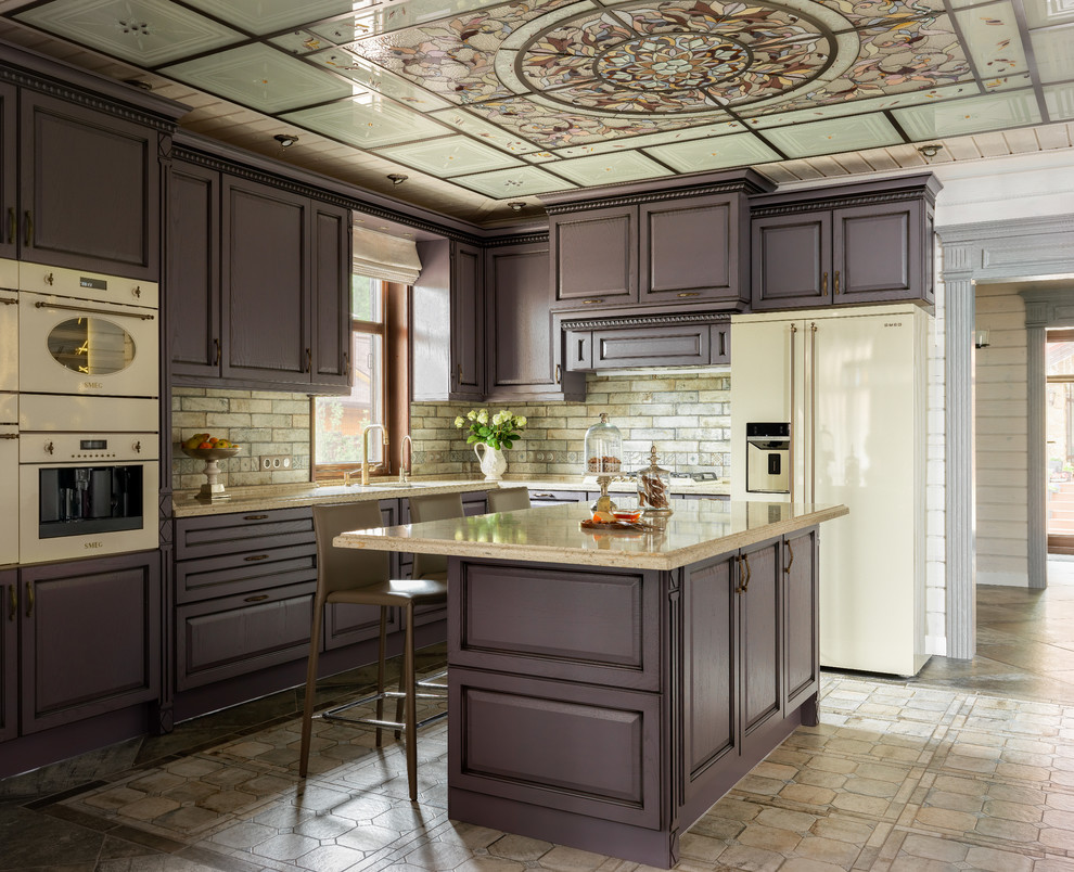 This is an example of a transitional kitchen in Moscow.