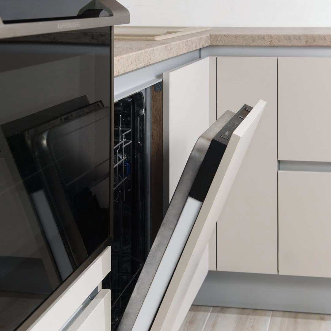 Светлая угловая кухня в теплых оттенках