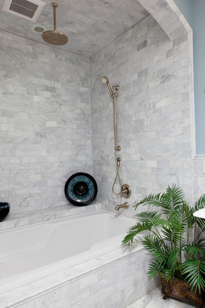 Photo of a traditional bathroom in Louisville with subway tile.