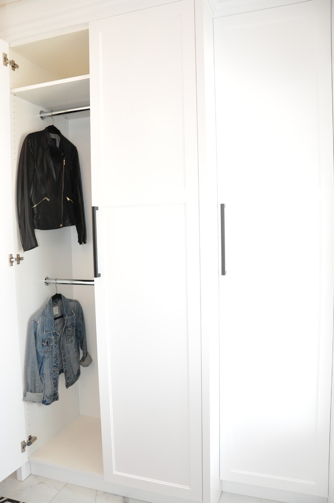 Transitional entryway photo in Toronto
