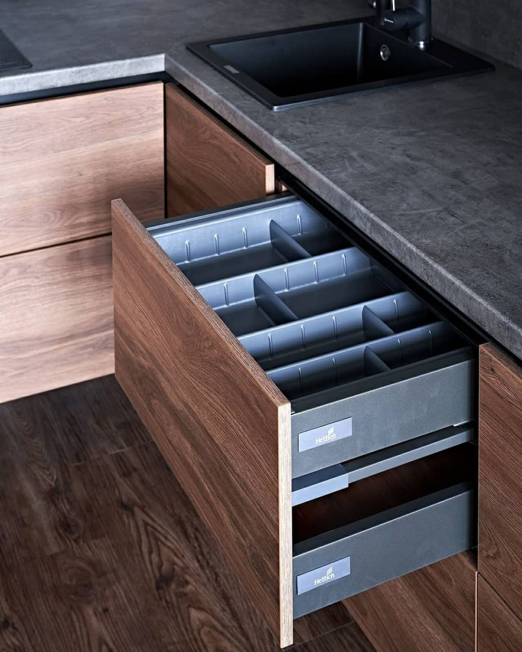 Черная угловая кухня в стиле лофт с фасадами под металл и под дерево