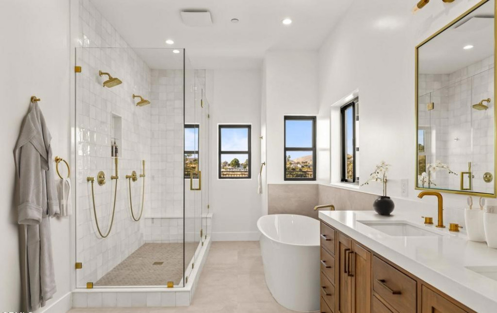 Пример оригинального дизайна: ванная комната в стиле модернизм с отдельно стоящей ванной, двойным душем и тумбой под две раковины