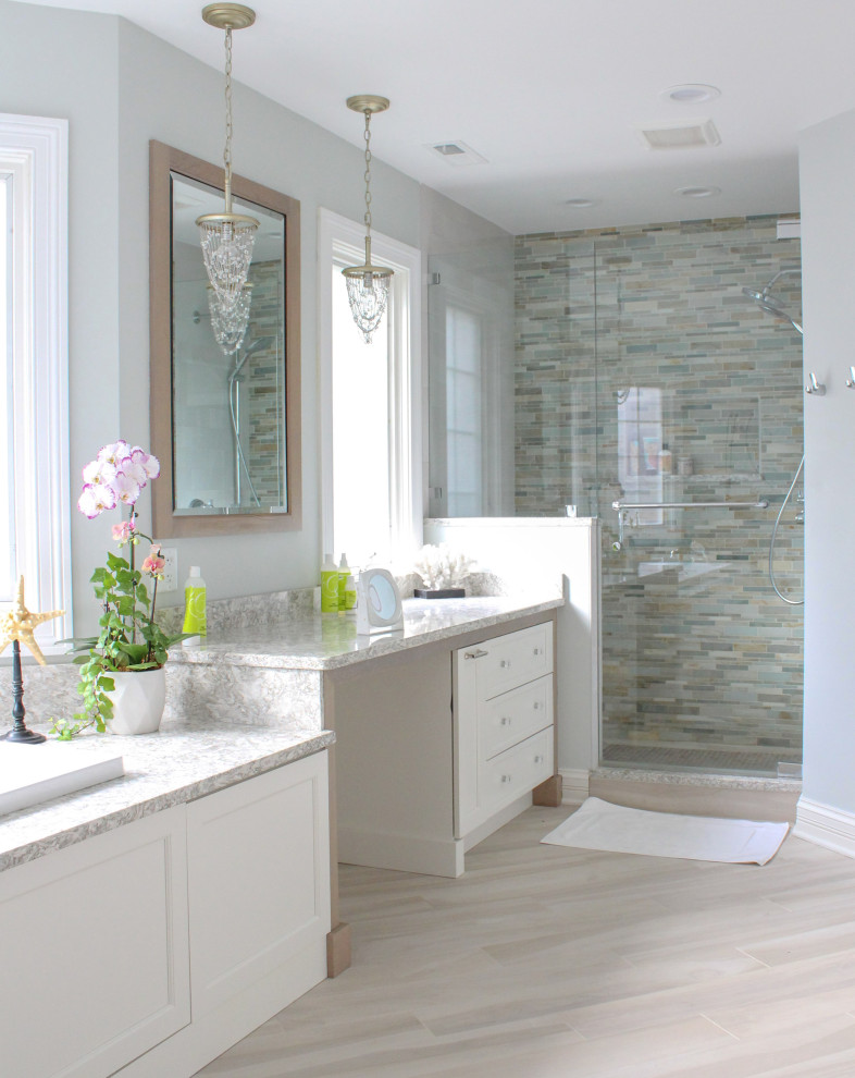 Idéer för att renovera ett stort eklektiskt grå grått en-suite badrum, med släta luckor, vita skåp, ett platsbyggt badkar, en dusch i en alkov, beige kakel, keramikplattor, grå väggar, klinkergolv i porslin, bänkskiva i kvarts, grått golv och dusch med gångjärnsdörr