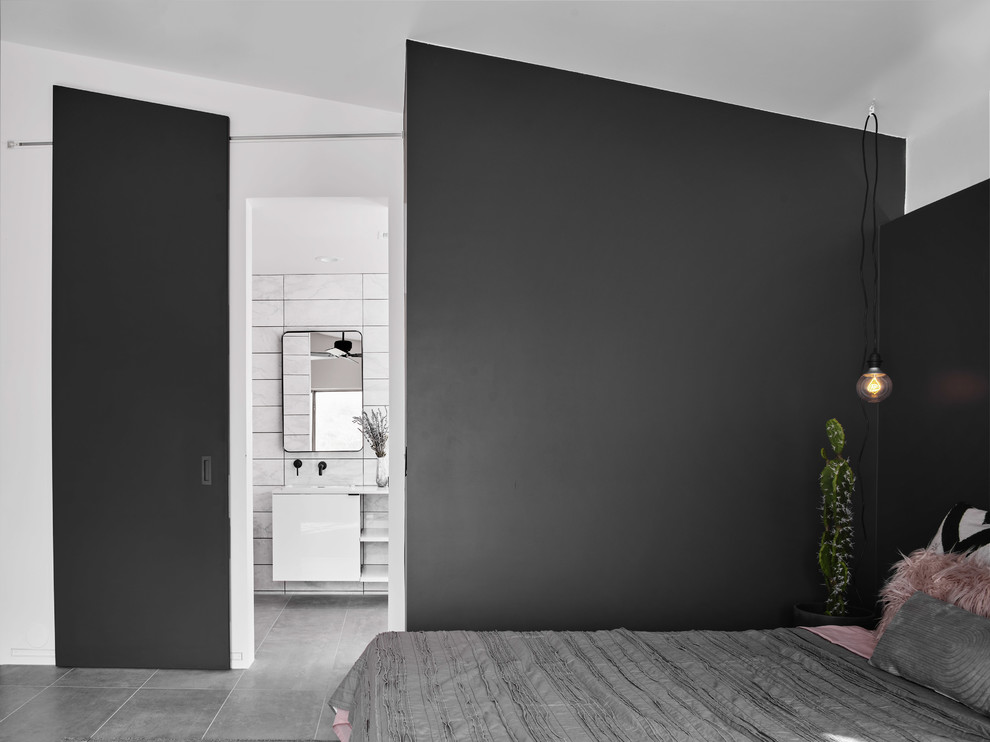 Foto di una camera matrimoniale minimalista con pareti nere