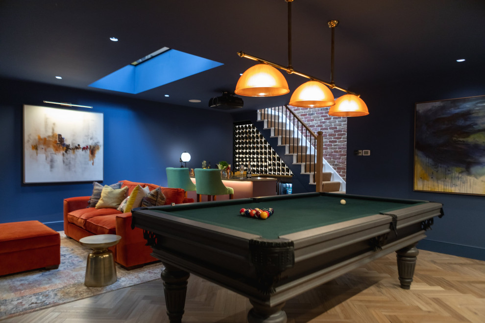 Großes Modernes Untergeschoss ohne Kamin mit Heimkino, blauer Wandfarbe, braunem Holzboden und braunem Boden in London