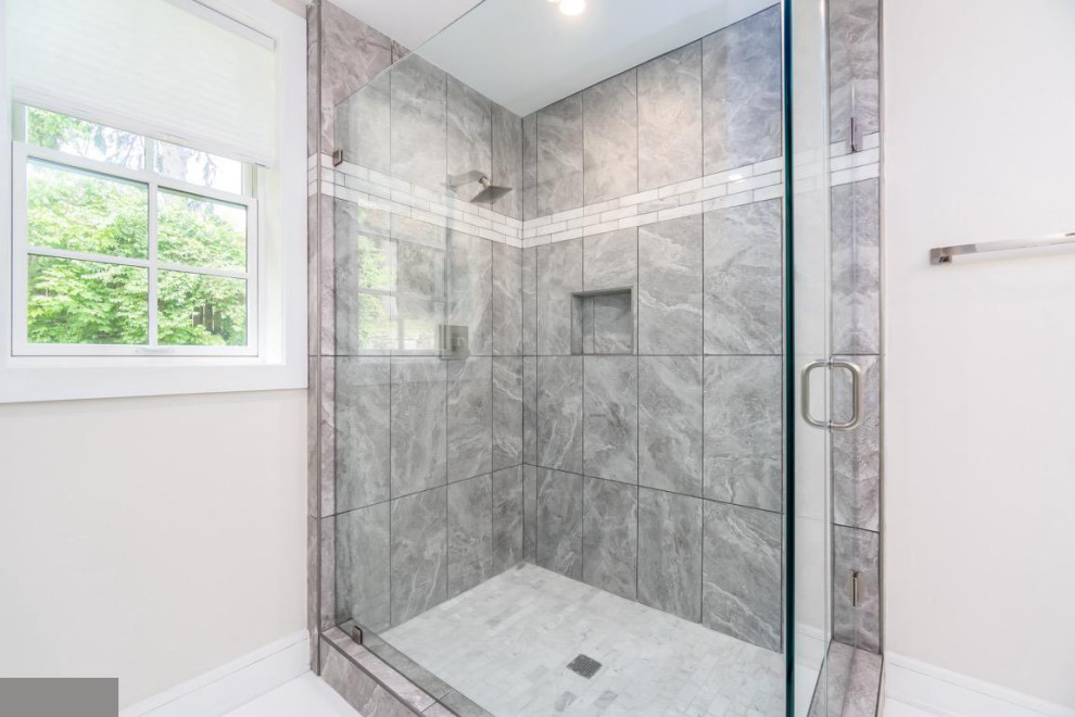 Idee per una stanza da bagno minimal con doccia ad angolo, piastrelle grigie, pareti bianche, pavimento bianco, porta doccia a battente e nicchia