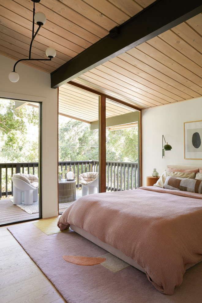 Imagen de dormitorio principal vintage pequeño con paredes blancas, suelo de madera clara, suelo marrón y madera