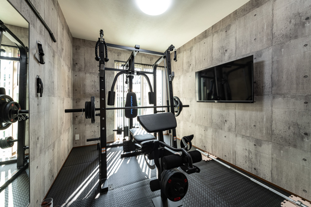 Inspiration for a modern home weight room in Fukuoka with grey walls, black floor and wallpaper.