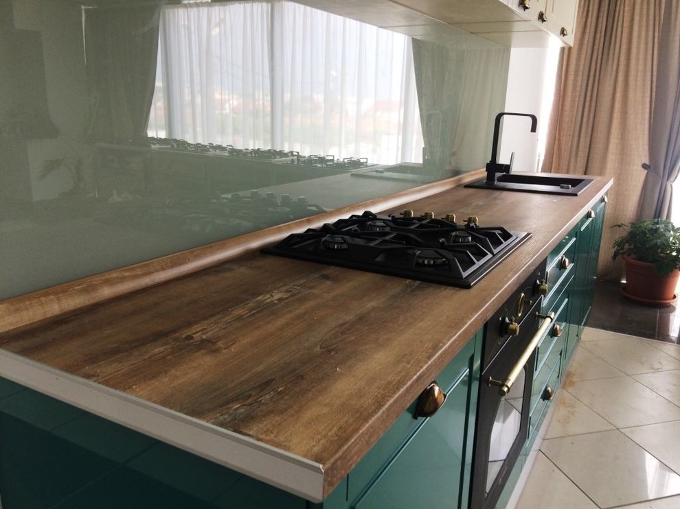Kitchen - mid-sized transitional kitchen idea