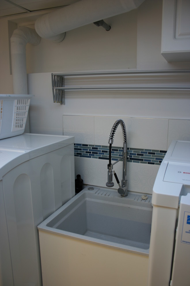 Inspiration for a traditional laundry room in Ottawa.