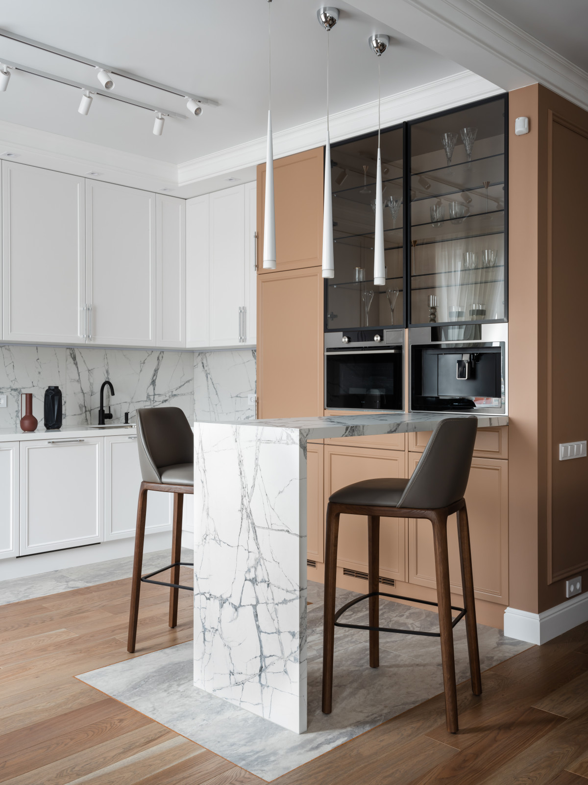 Реализация квартиры в стиле современная классика для семейной пары с ребенком