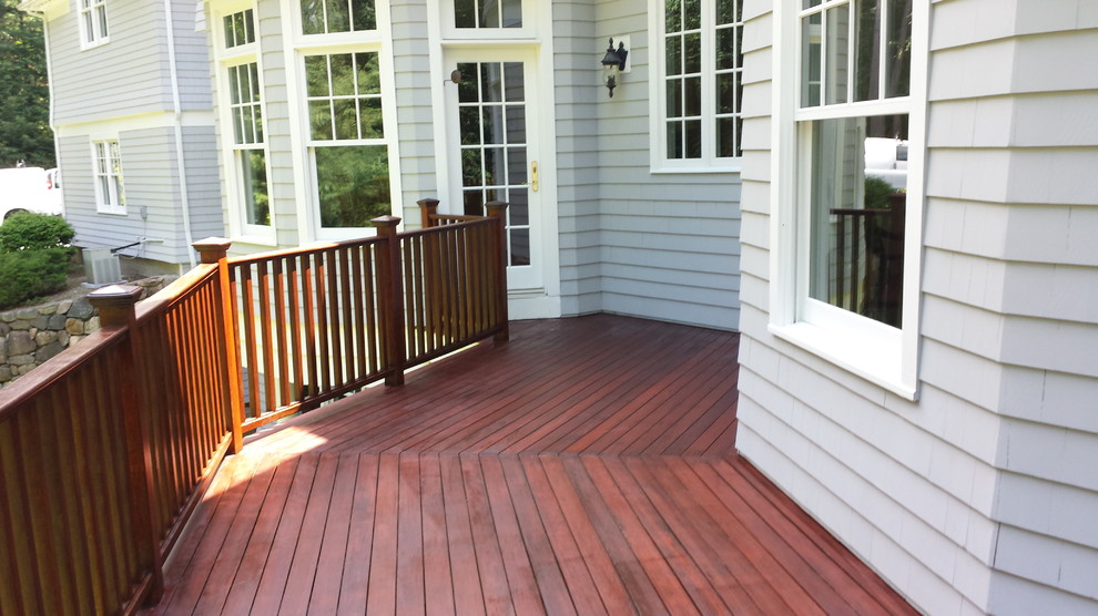 Design ideas for a mid-sized traditional backyard deck in Boston with no cover.