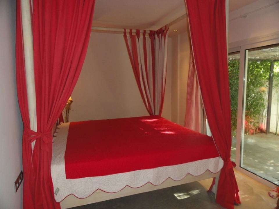 Foto de dormitorio principal clásico renovado de tamaño medio sin chimenea con paredes blancas