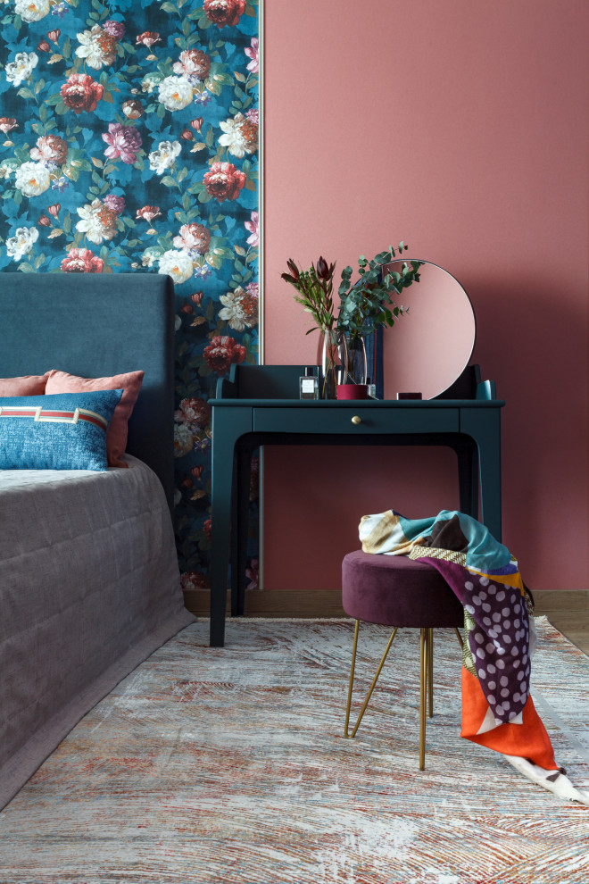 Стильный дизайн: хозяйская спальня среднего размера в современном стиле с разноцветными стенами, полом из винила, обоями на стенах и акцентной стеной - последний тренд