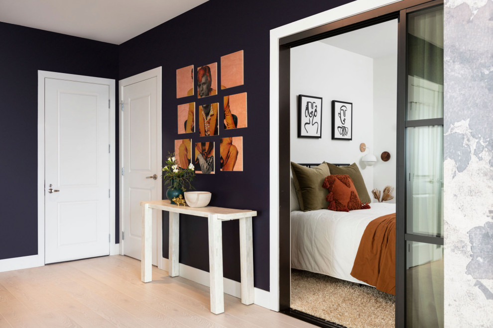 Идея дизайна: фойе среднего размера в стиле модернизм с фиолетовыми стенами, светлым паркетным полом, одностворчатой входной дверью, белой входной дверью, бежевым полом и многоуровневым потолком