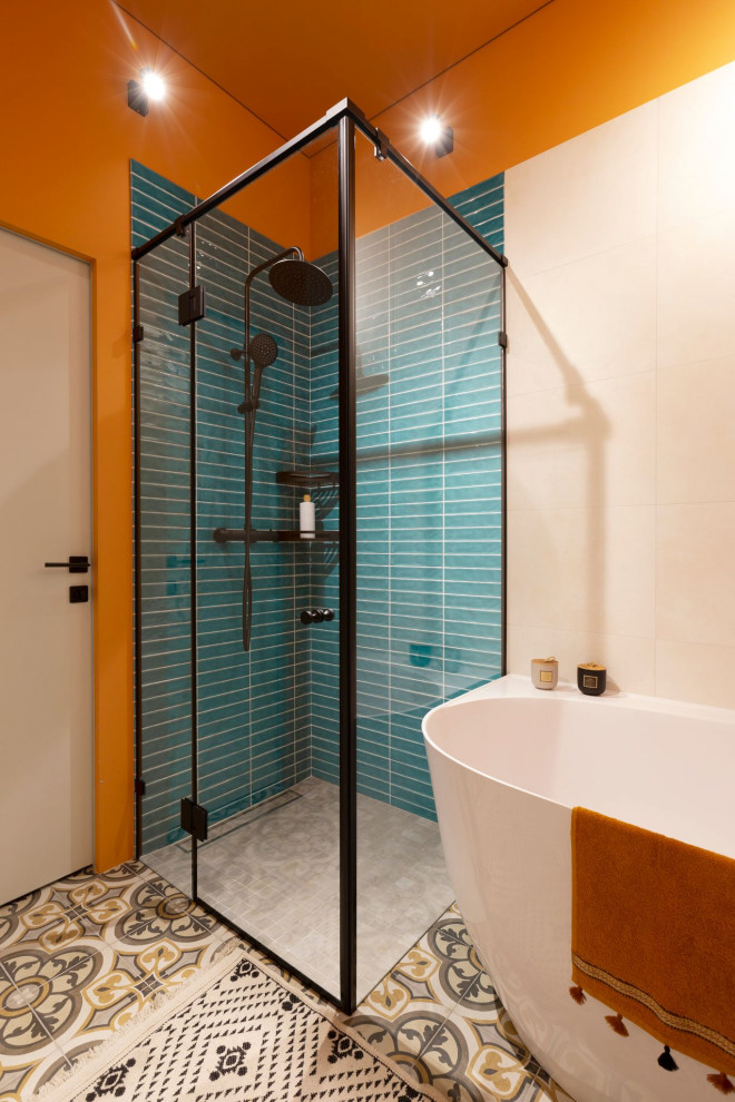 Стильный дизайн: ванная комната среднего размера в стиле фьюжн с плоскими фасадами, светлыми деревянными фасадами, отдельно стоящей ванной, душем без бортиков, инсталляцией, бежевой плиткой, керамогранитной плиткой, оранжевыми стенами, полом из керамической плитки, душевой кабиной, накладной раковиной, столешницей из искусственного камня, разноцветным полом, душем с распашными дверями, белой столешницей, гигиеническим душем, тумбой под одну раковину и подвесной тумбой - последний тренд