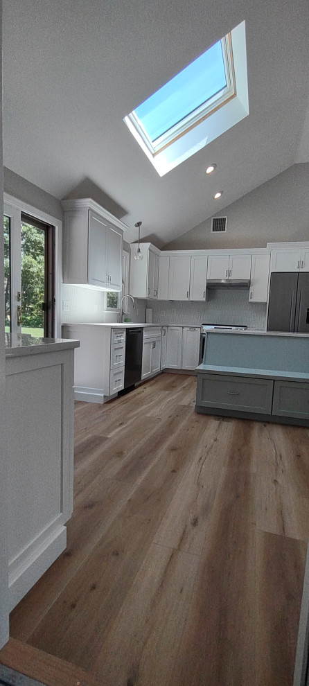 Kitchen & Dining Area Banquett Seated Island Soloution with a splash of color.
