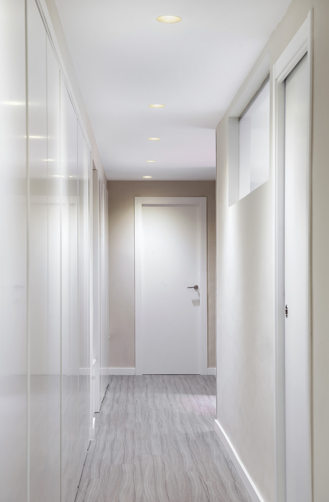 This is an example of a contemporary hallway in Valencia.