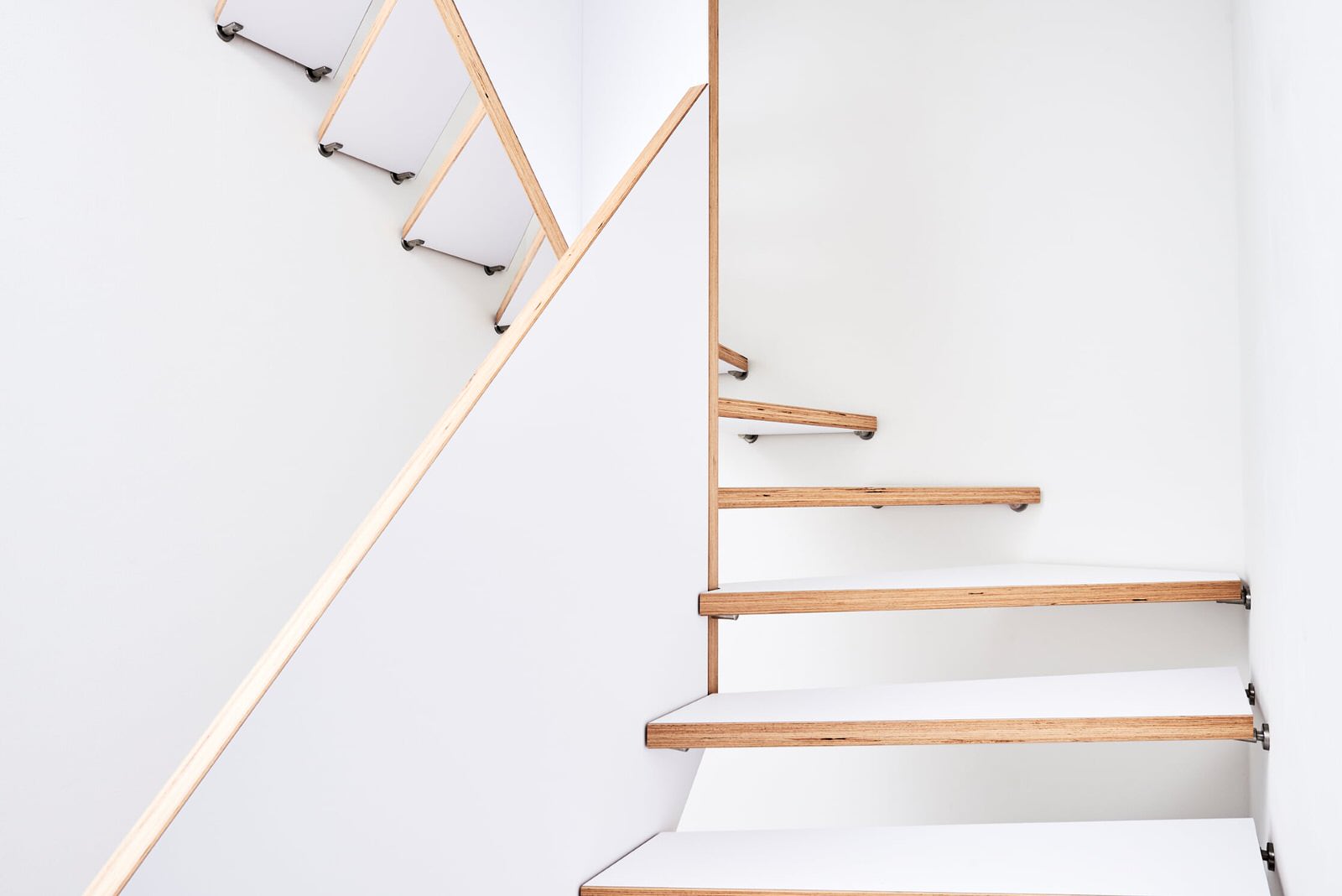 Больцевая лестница из панели BauBuche с белой матовой поверхностью