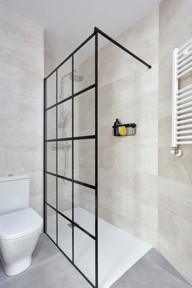 Design ideas for a mid-sized modern 3/4 bathroom in Madrid with recessed-panel cabinets, white cabinets, a corner shower, a one-piece toilet, green tile, ceramic tile, beige walls, terrazzo floors, an integrated sink, grey floor, an open shower, a single vanity and a floating vanity.