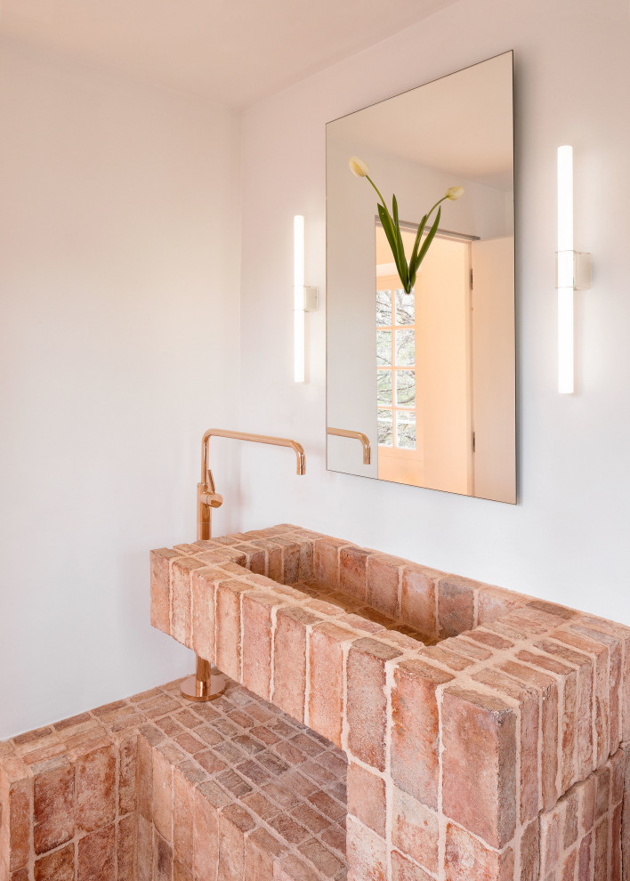 Стильный дизайн: главная ванная комната среднего размера в современном стиле с душем без бортиков, кирпичным полом, раковиной с несколькими смесителями, тумбой под одну раковину и встроенной тумбой - последний тренд