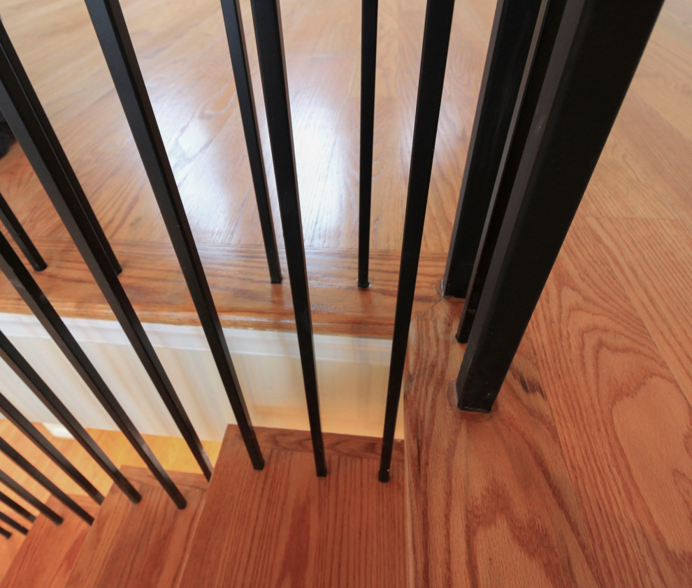 Ejemplo de escalera suspendida clásica renovada grande con escalones de madera, contrahuellas de madera, barandilla de varios materiales y machihembrado
