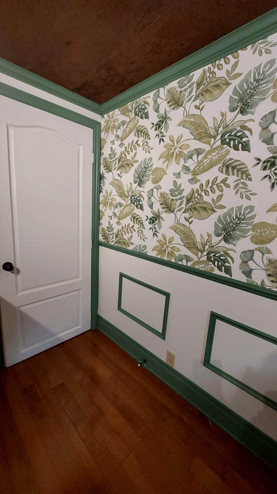 Kleines Schlafzimmer mit weißer Wandfarbe, dunklem Holzboden, braunem Boden und vertäfelten Wänden in Montreal
