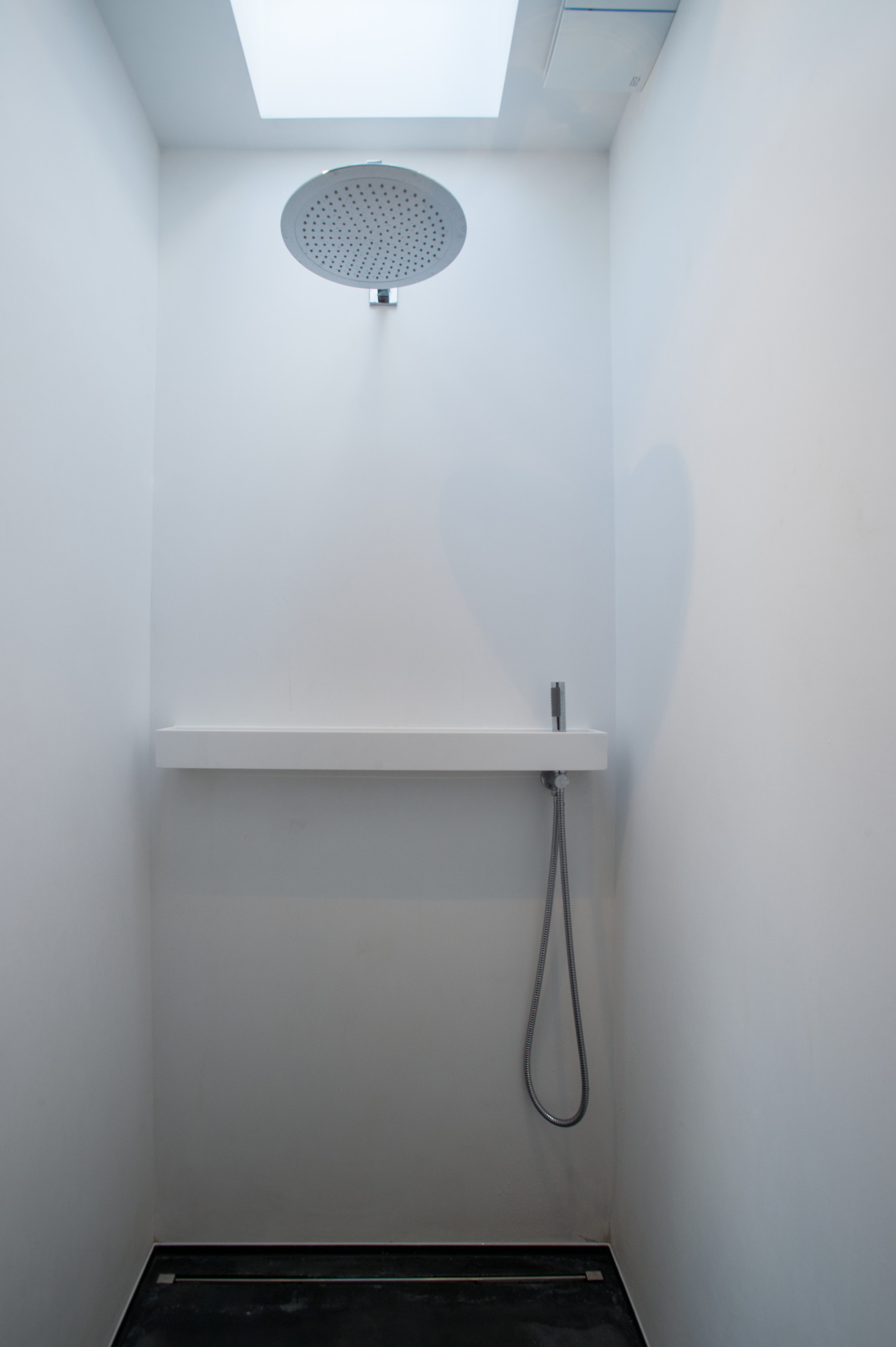 minimalist liquid plaster walls in raindrop shower with plenty of natural light