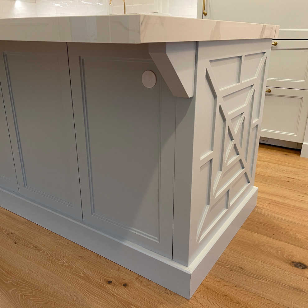 Example of a transitional home design design in Miami