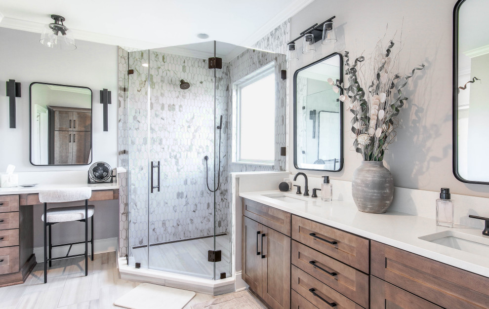 Пример оригинального дизайна: ванная комната в стиле неоклассика (современная классика) с фасадами в стиле шейкер, фасадами цвета дерева среднего тона, угловым душем, серой плиткой, серыми стенами, врезной раковиной, серым полом, душем с распашными дверями, белой столешницей, тумбой под две раковины и встроенной тумбой