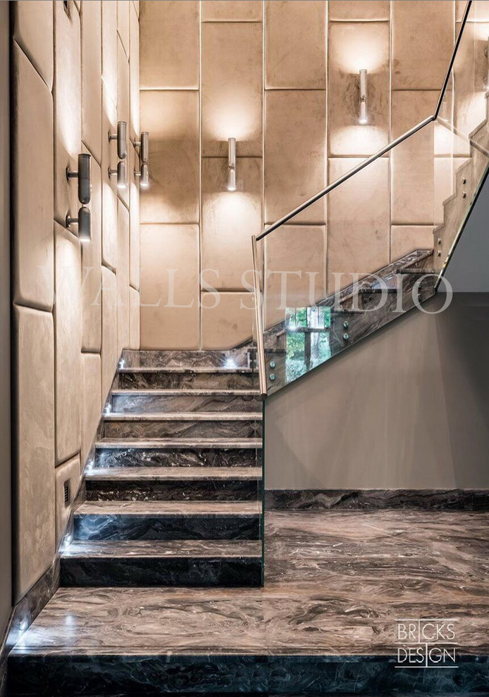 Мягкие стеновые панели со вставками алюминия в частном доме на Каменном острове,