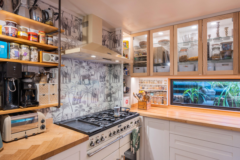 Esempio di una grande cucina eclettica con lavello integrato, ante in stile shaker, elettrodomestici in acciaio inossidabile, pavimento in sughero e pavimento marrone