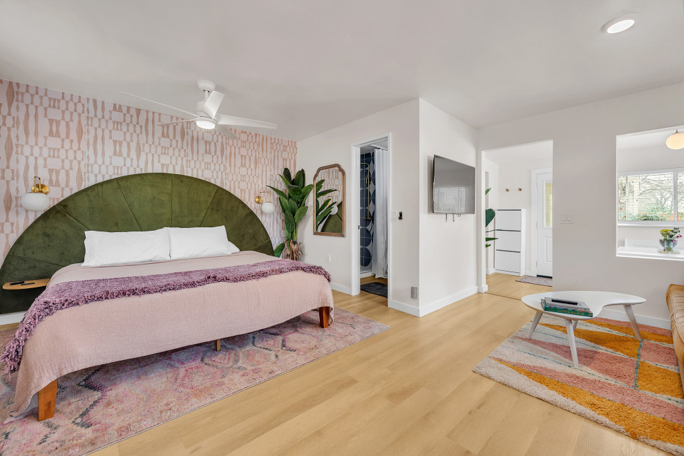 На фото: спальня среднего размера на антресоли в стиле фьюжн с белыми стенами, полом из винила, бежевым полом и сводчатым потолком без камина с