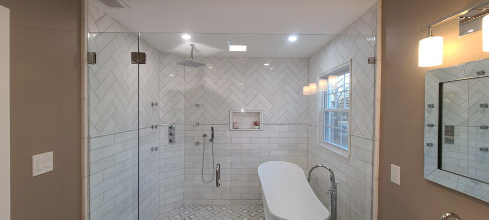Стильный дизайн: большая главная ванная комната в стиле модернизм с душевой комнатой, белой плиткой, плиткой кабанчик, коричневыми стенами, полом из мозаичной плитки, белым полом, душем с распашными дверями, нишей и сводчатым потолком - последний тренд