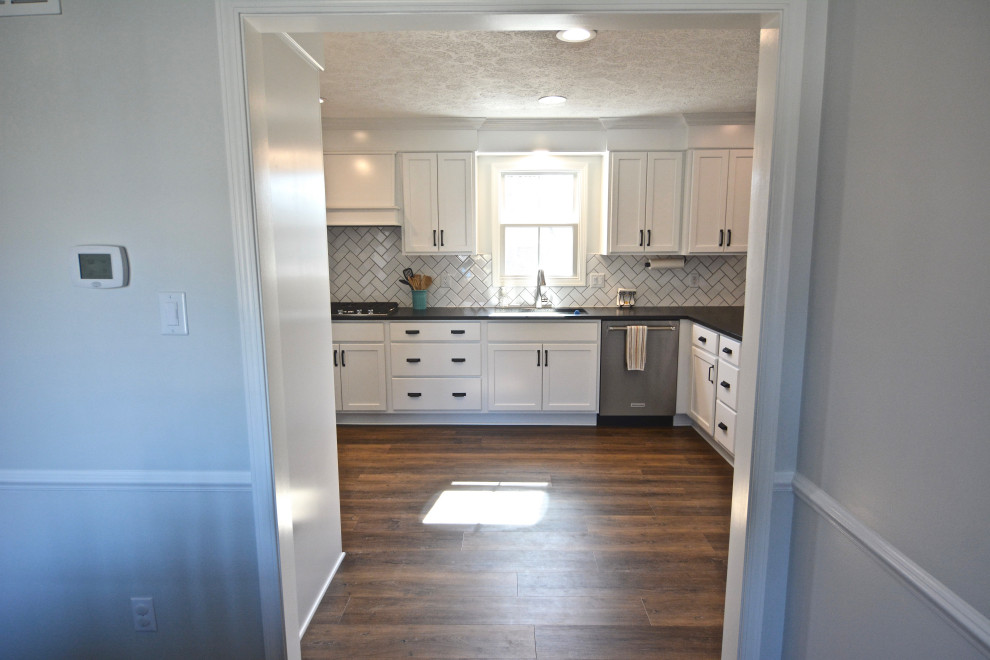Kitchen - transitional kitchen idea in Indianapolis