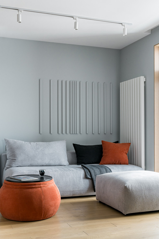 Источник вдохновения для домашнего уюта: гостиная комната среднего размера в современном стиле с серыми стенами, паркетным полом среднего тона, зоной отдыха и бежевым полом