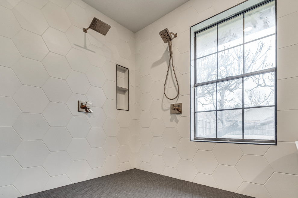 Пример оригинального дизайна: главная ванная комната в стиле модернизм с отдельно стоящей ванной, черно-белой плиткой, керамогранитной плиткой, полом из керамогранита, открытым душем, фасадами в стиле шейкер, темными деревянными фасадами, белыми стенами, врезной раковиной, серым полом, разноцветной столешницей, тумбой под одну раковину, встроенной тумбой и душевой комнатой
